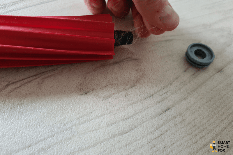 The rubber brush of the Roborock S7 MaxV Ulta is freed from the stuck hairs.